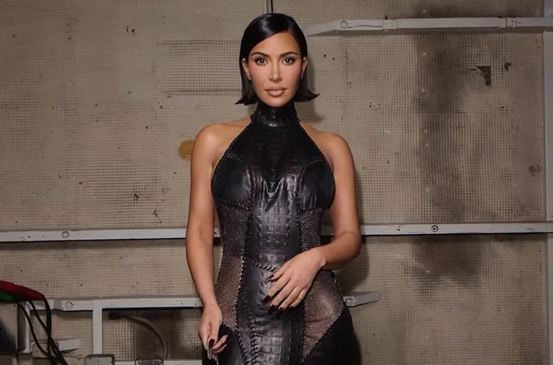 Kim Kardashian Bawa Humor dalam Kampanye Iklan SKIMS dengan Gaya Fashion Unik