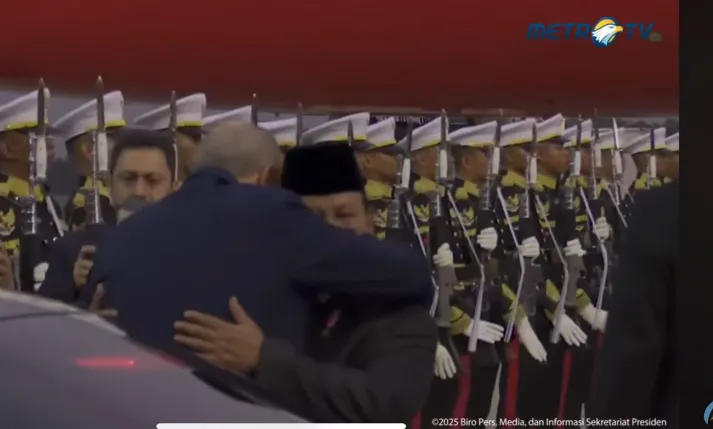 Momen Erdogan Peluk Erat Prabowo di Bandara sebelum Masuk Pesawat