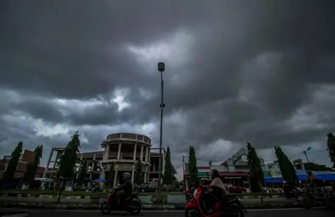 Prakiraan Cuaca Hari Ini, 13 Februari 2025: Waspadalah! Hujan disertai dengan kilat di Sumatra dan Merauke