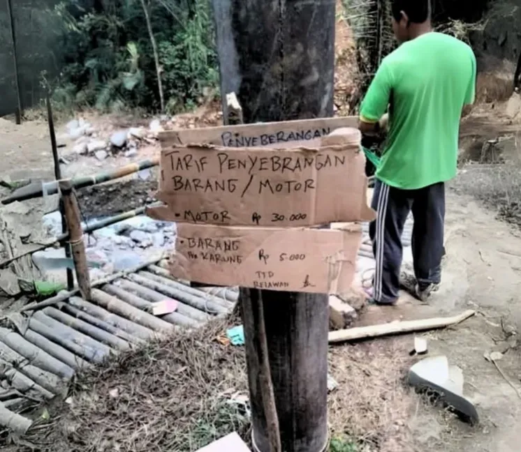 WARGA Terdampak Bencana Di Pekalongan Dipungut Biaya Menyeberangi Jembatan Darurat 