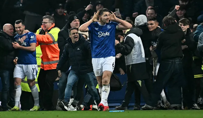 Everton vs Liverpool, gol bubar James Tarkowski oleh The Reds Victory