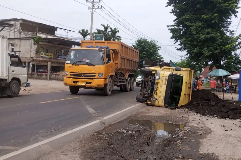 Jalan Berlubang di Jambi Ancam Kenyamanan Arus Mudik