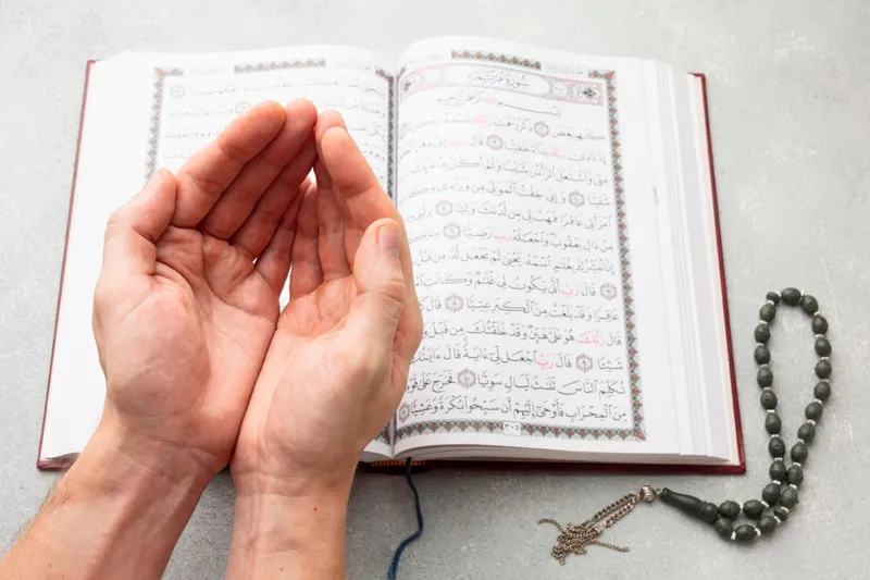 Arti surat Al Fatihah, lengkap dengan pembacaan bahasa Arab dan prioritasnya