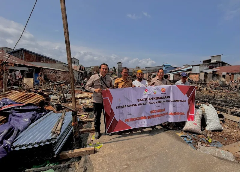 Korban Kebaranan desa sungai itik mendapat bahan bantuan Bangunan