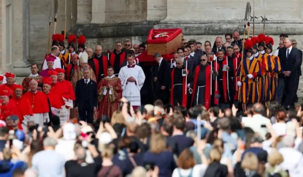 Paus Fransiskus Disemayamkan di Basilika Santo Petrus, Umat Berkesempatan  Memberikan Penghormatan Terakhir
