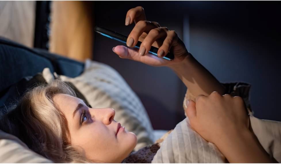 Arti Mimpi Video Call Teman Baik | Simbol Kerinduan, Dukungan, atau Pesan Tersembunyi?