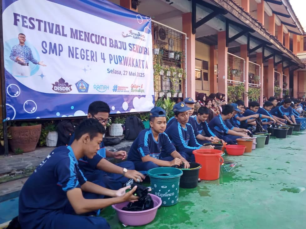 Pendidikan Karakter, Pelajar SMP 4 Purwakarta Mencuci Baju di Lapangan  Upacara