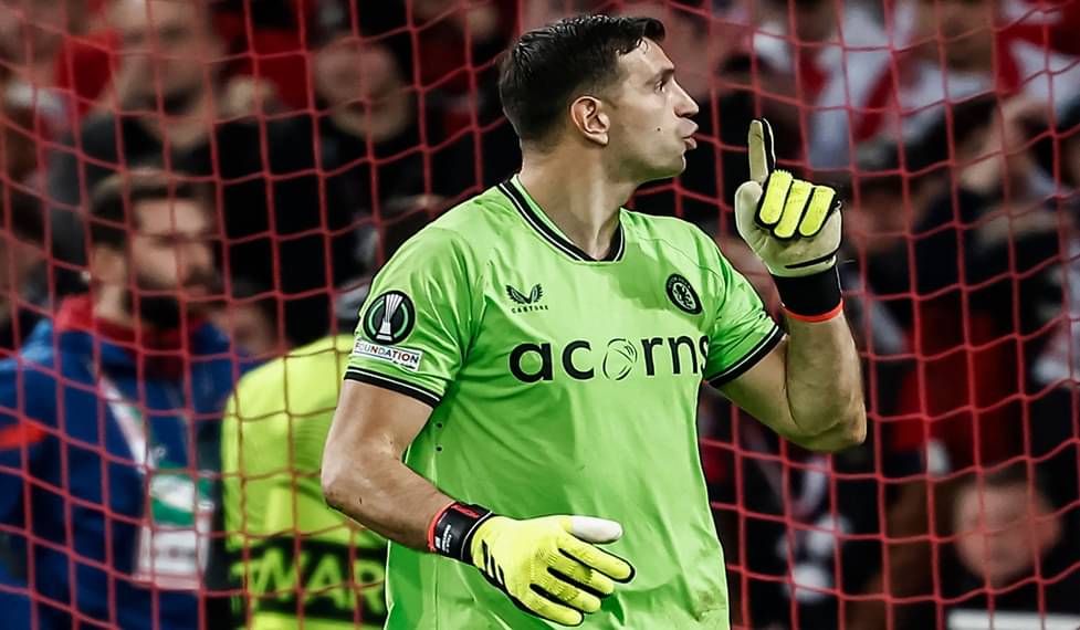Barcelona dan MU Bersaing Datangkan Emiliano Martinez