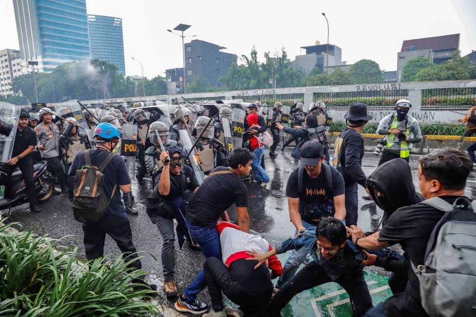 TNI-Polri Teguhkan Komitmen Hentikan Segala Bentuk Anarkisme TNI-Polri Teguhkan Komitmen Hentikan Segala Bentuk Anarkisme