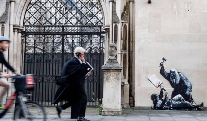 Mural Baru Banksy di London Tuai Kontroversi, Segera Dihapus