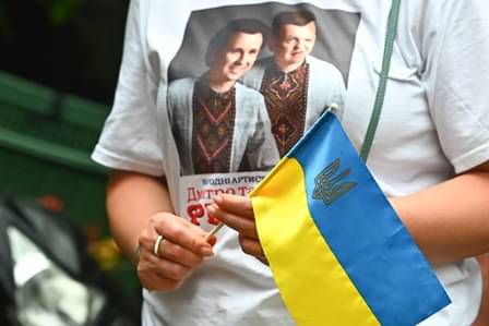 Porno videoni tomosha qiling: Oshxonada dugonamning onasini sikdi