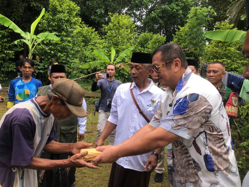 Bos Ikan Koi Bedah Rumah tak Layak yang Dihuni 11 Orang di Kota Banjar