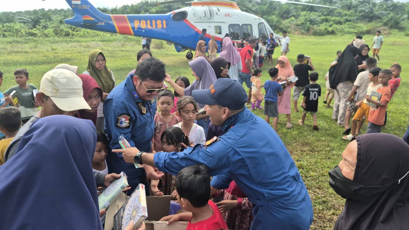 Pilot Helikopter Polri Salurkan Ratusan Al-Qur’an untuk Korban Banjir Aceh Tamiang