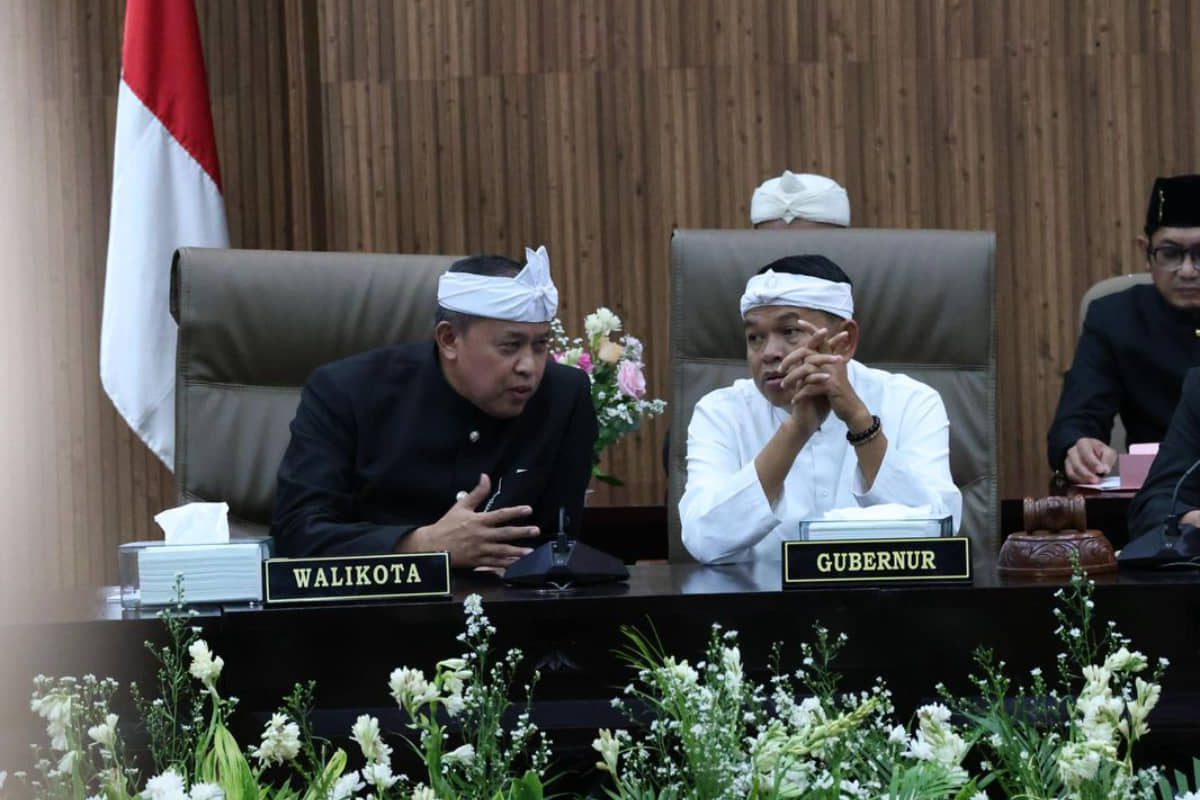 Wali Kota Bekasi Tri Adhianto bersama Gubernur Jawa Barat Dedi Mulyadi