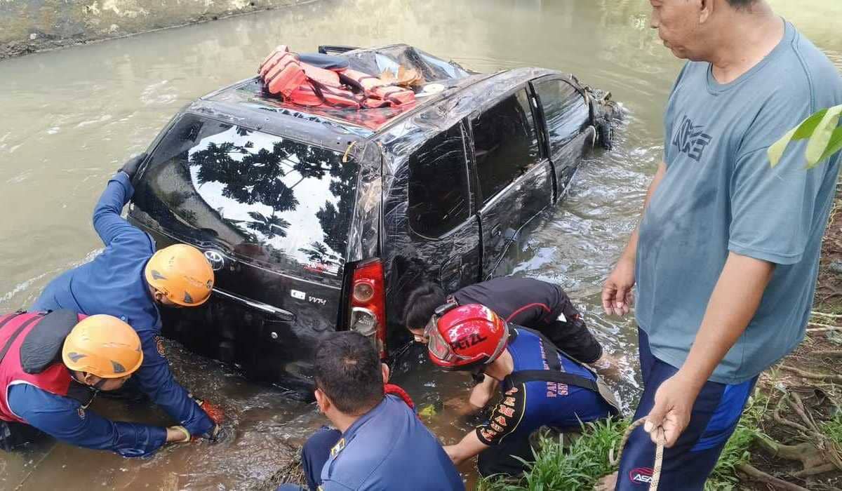 Insiden mobil terseret arus Kali Cipinang Depok