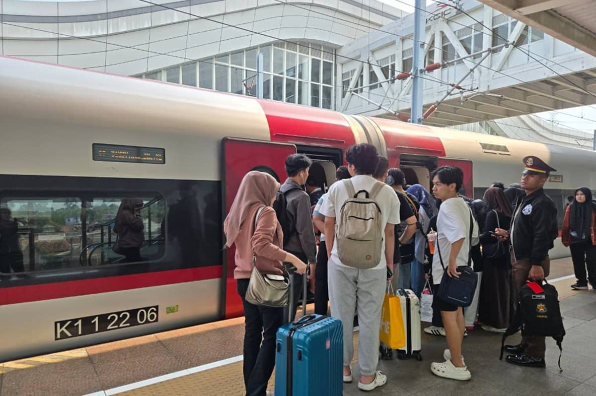 Kereta Cepat Whoosh sedang beroperasi